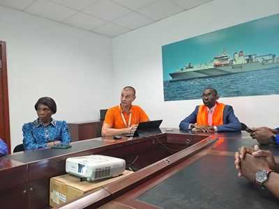 DG SPIN Bertrand MAHOUKOU BITCHINDA recevant la présentation du directeur de concession AXIONE Gabon