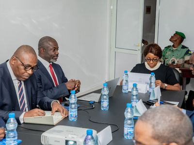 Le DG Gilles NEMBE présentant la SPIN au Ministre de la Communication et des TIC - Septembre 2023-
